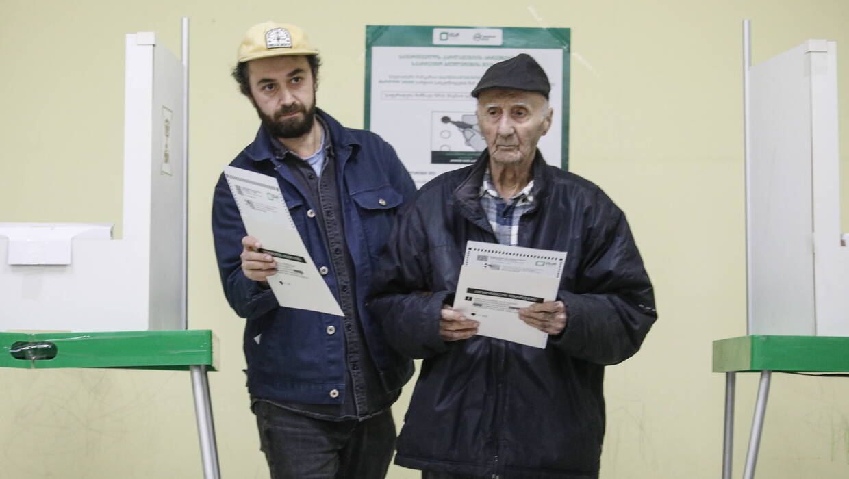 Gruzini ruszyli do urn. Fot. PAP/EPA/	DAVID MDZINARISHVILI