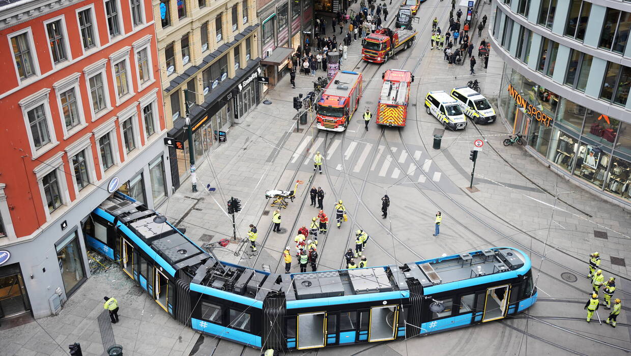 Tramwaj wjechał we wtorek w sklep w centrum stolicy Norwegi. Fot. PAP/EPA/TERJE PEDERSEN