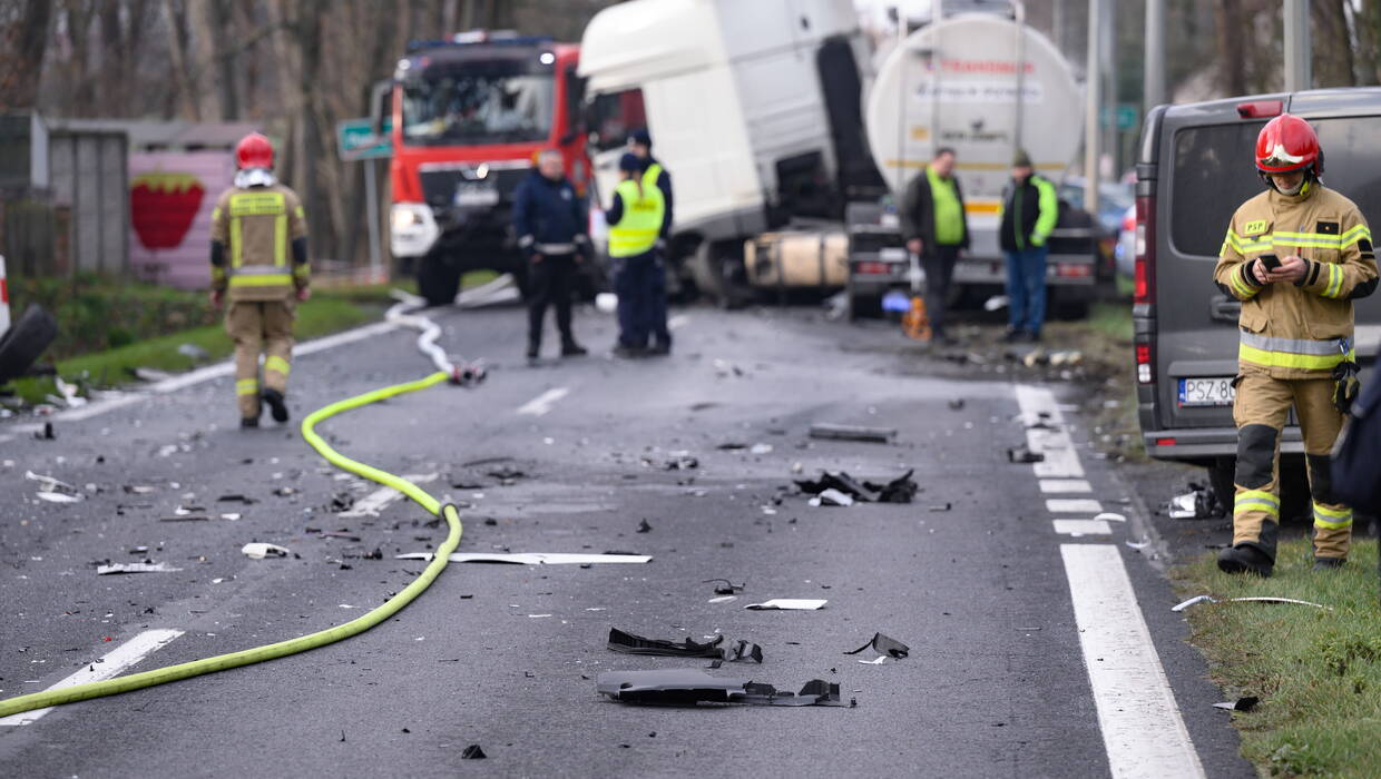 Miejsce wypadku z udziałem auta osobowego i cysterny. Fot. PAP/Jakub Kaczmarczyk