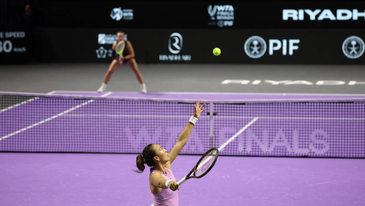 Chinka Zheng Qinwen (P) w półfinałowym meczu tenisowego turnieju WTA Finals 2024 z Czeszką Barborą Krejcikovą. Fot. PAP/Marcin Cholewiński