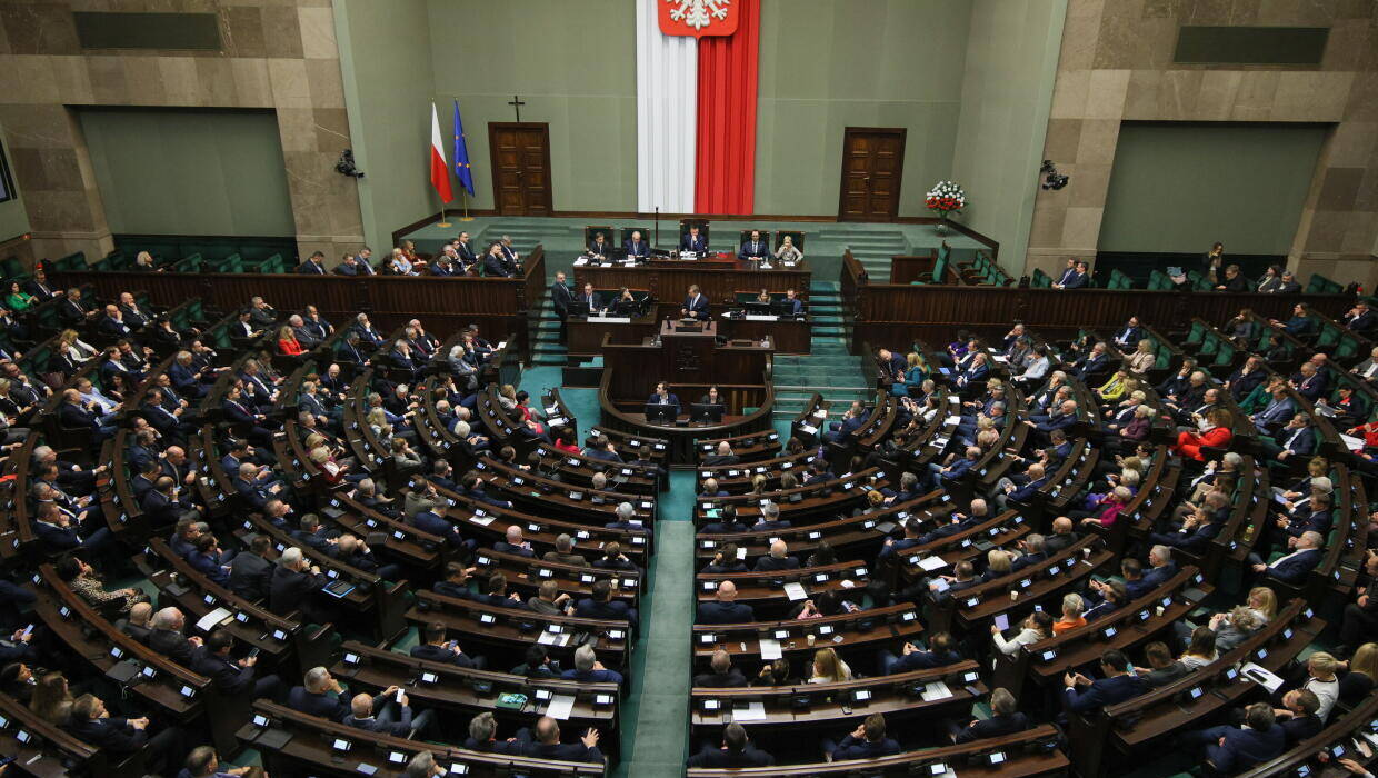 Posłowie na sali obrad Sejmu w Warszawie. Fot. PAP/Rafał Guz