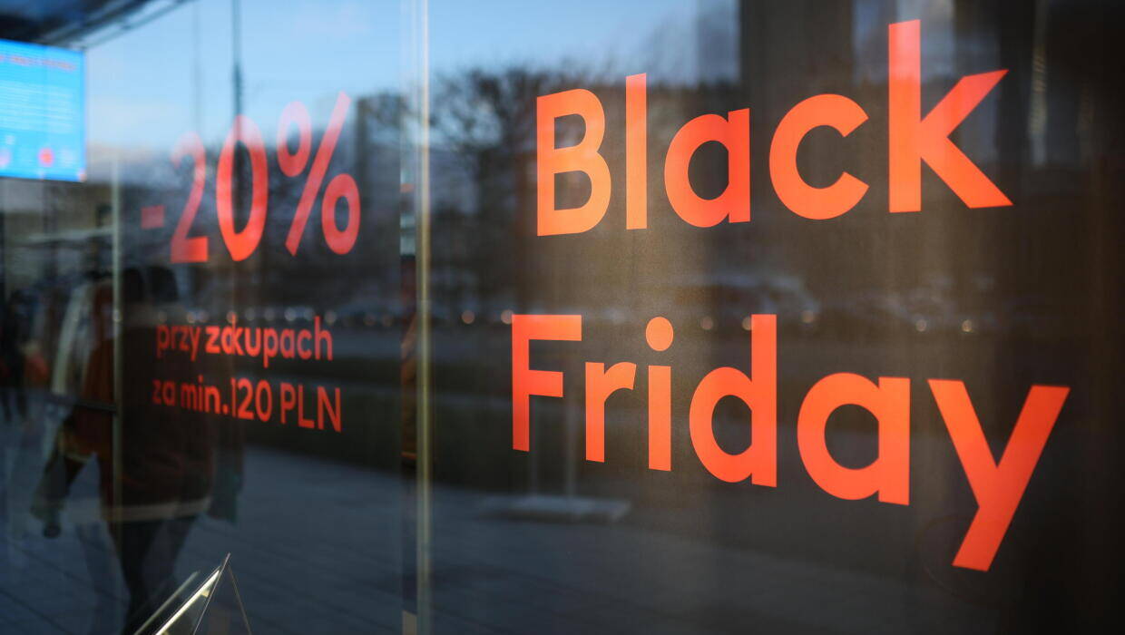 Informacja o promocjach z okazji Black Friday w witrynach warszawskich sklepów. Fot. PAP/Leszek Szymański