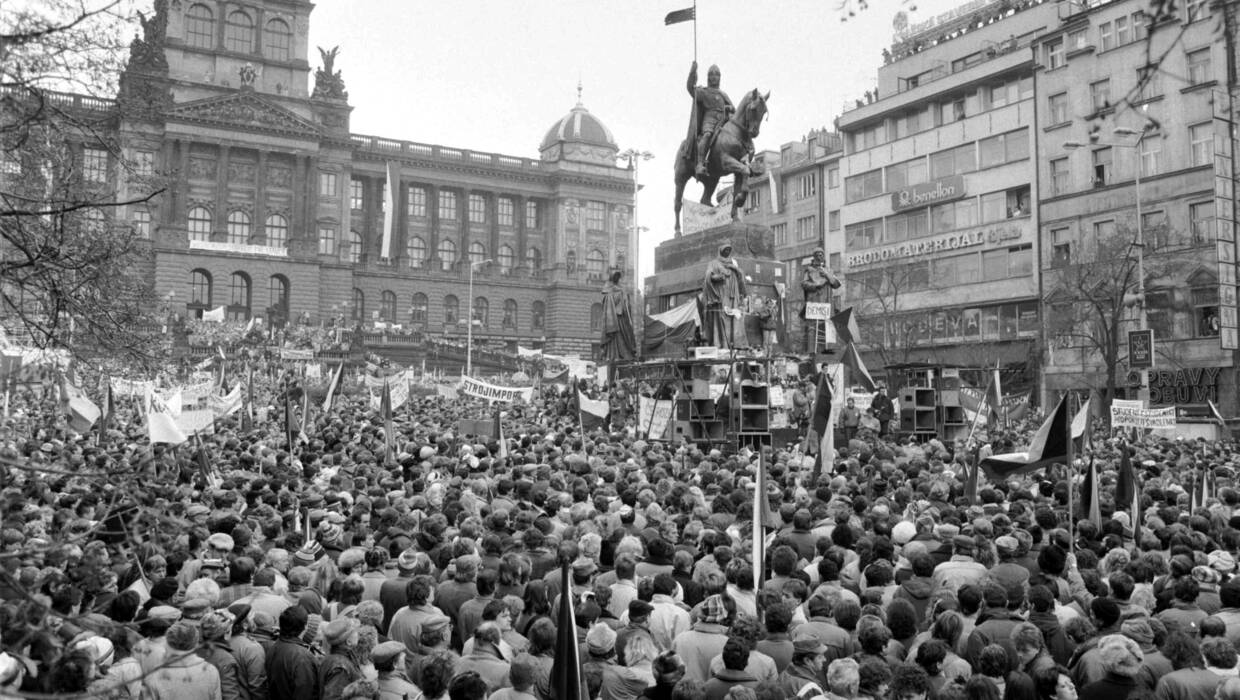 Demonstracja na placu Wacława w Pradze 27 listopada 1989 roku. Fot. PAP/arch. 