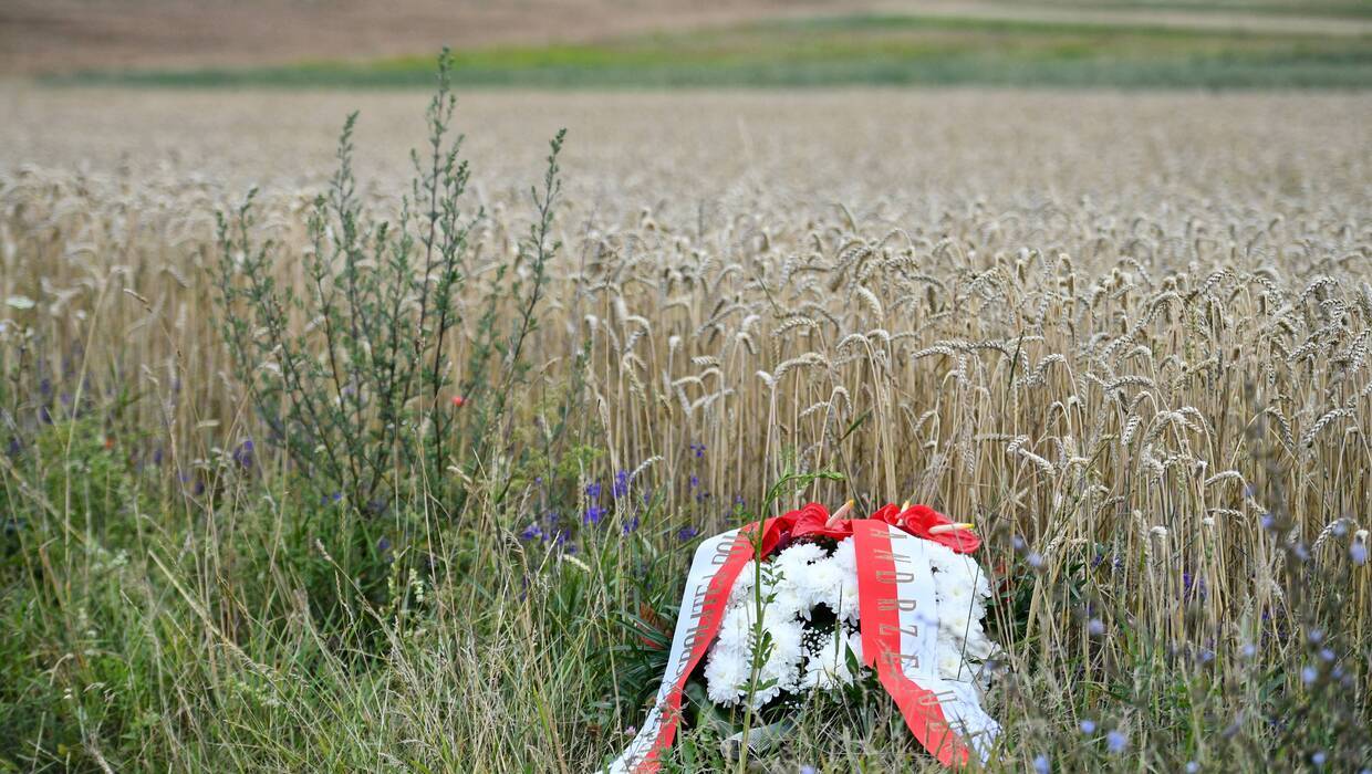 Wieniec złożony dla upamiętnienia pomordowanych na Wołyniu. Fot. PAP/Jacek Turczyk