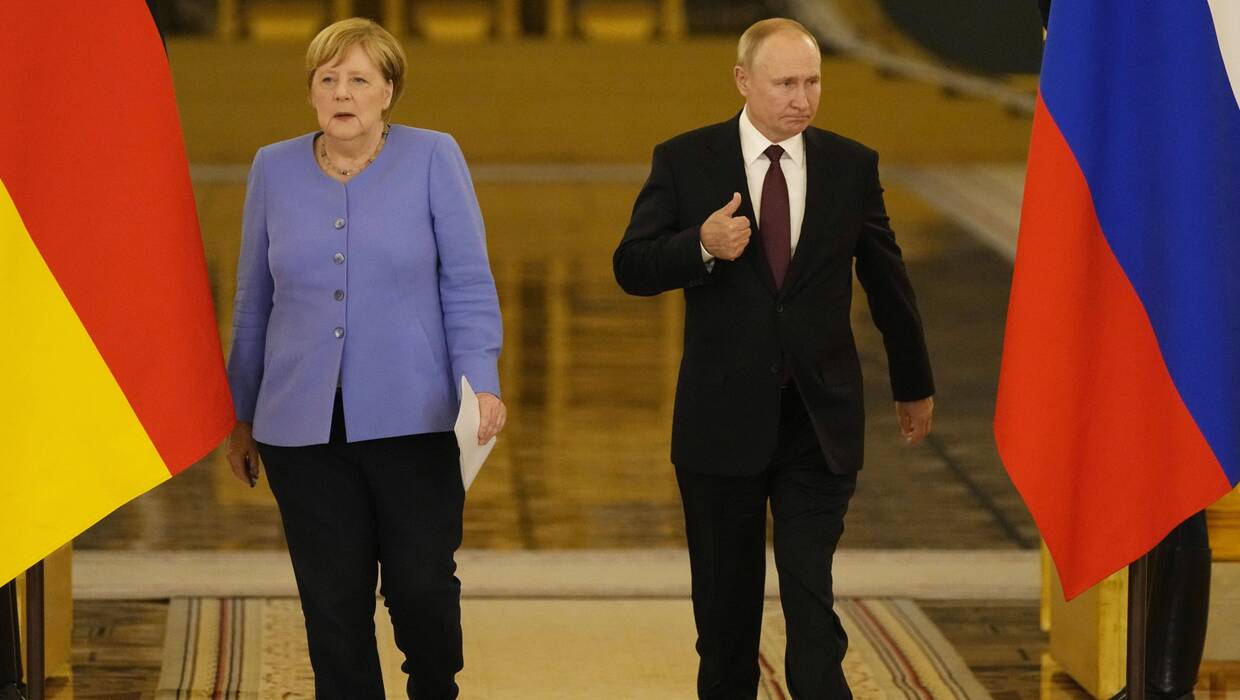 Angela Merkel i Władimir Putin Fot. PAP/EPA/ALEXANDER ZEMLIANICHENKO