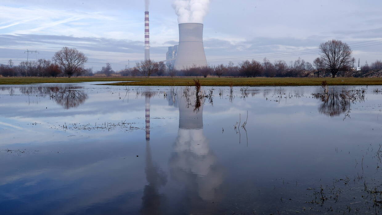 Elektrownia węglowa w miejscowości Obilic. Fot. PAP/EPA/VALDRIN XHEMAJ (zdjęcie ilustracyjne)