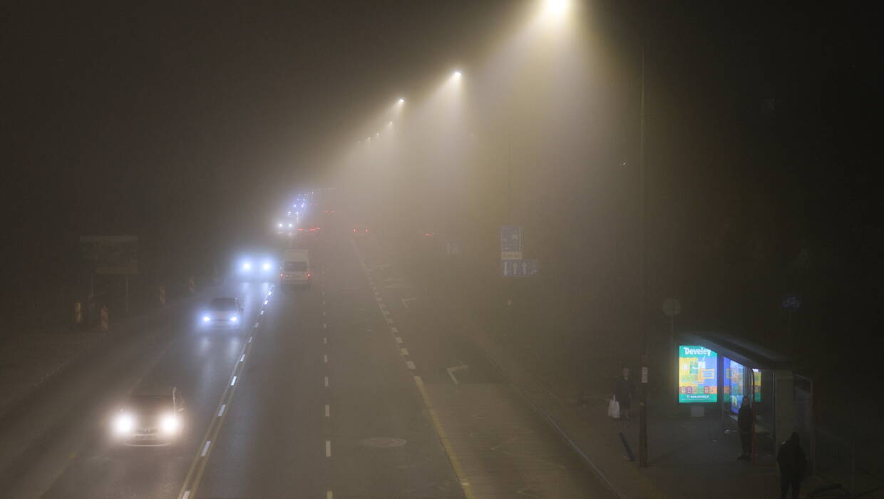 Gęsta mgła nad Warszawą. Fot. PAP/Paweł Supernak