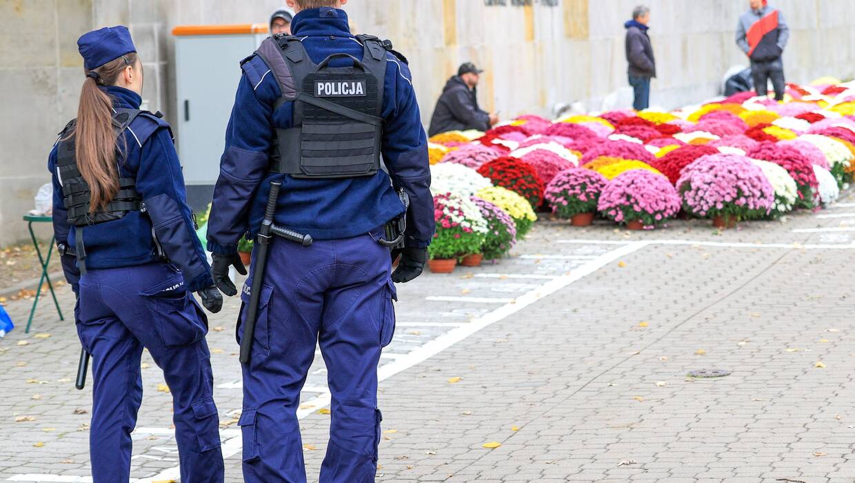 Patrol policji na cmentarzu Fot. PAP/Szymon Pulcyn