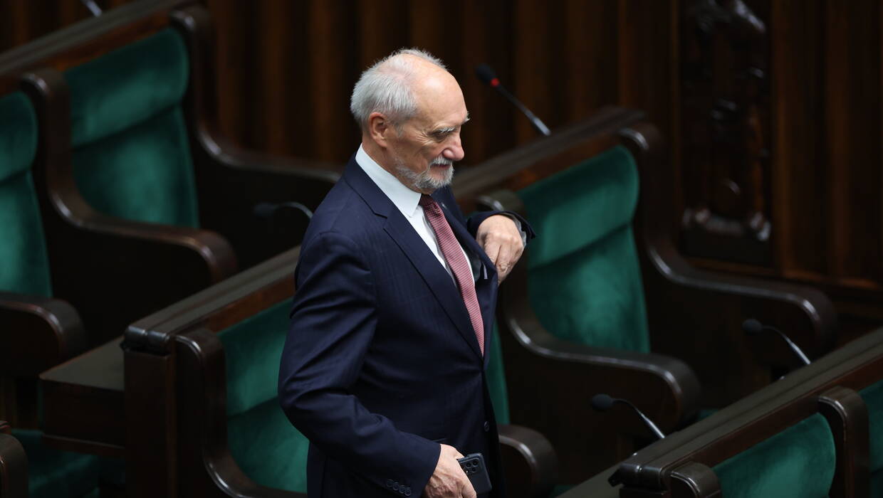 Poseł PiS Antoni Macierewicz na sali obrad Sejmu w Warszawie, fot. PAP/Leszek Szymański