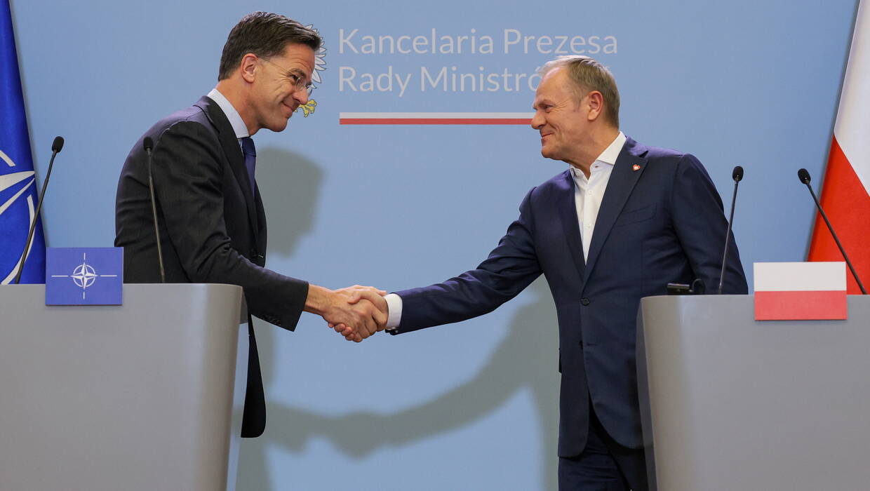 Premier RP Donald Tusk (P) i sekretarz generalny NATO Mark Rutte (L) podczas konferencji prasowej. Fot. PAP/Paweł Supernak