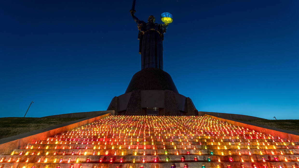 Akcja "Zapal świecę" - zapalenie 1000 zniczy w 1000. dzień pełnoskalowej agresji Rosji na Ukrainę na placu przed monumentem Matki Ojczyzny w Kijowie. Fot. PAP/Vladyslav Musiienko