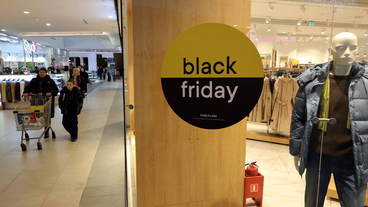 Sklep w galerii handlowej z oznaczeniem "Black Friday". Fot. PAP/EPA/MAXIM SHIPENKOV 