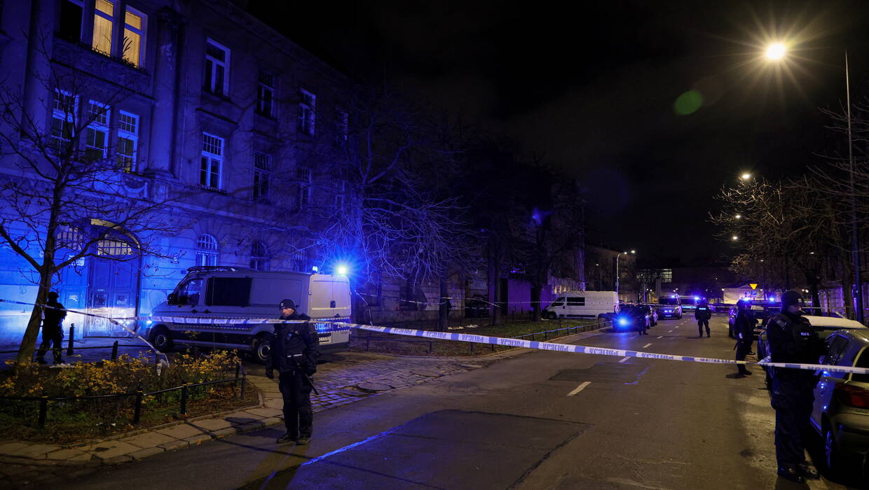 . Policja przed budynkiem przy ul. Inżynierskiej 6 na warszawskiej Pradze. fot. PAP/Paweł Supernak