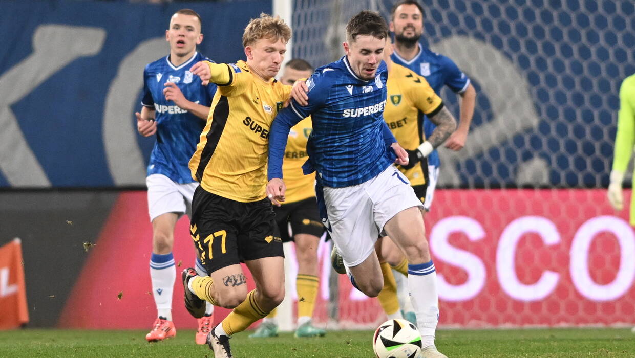 Zawodnik Lecha Poznań Patrik Walemark (P) i Mateusz Kowalczyk (L) z GKS Katowice. Fot. PAP/	Jakub Kaczmarczyk