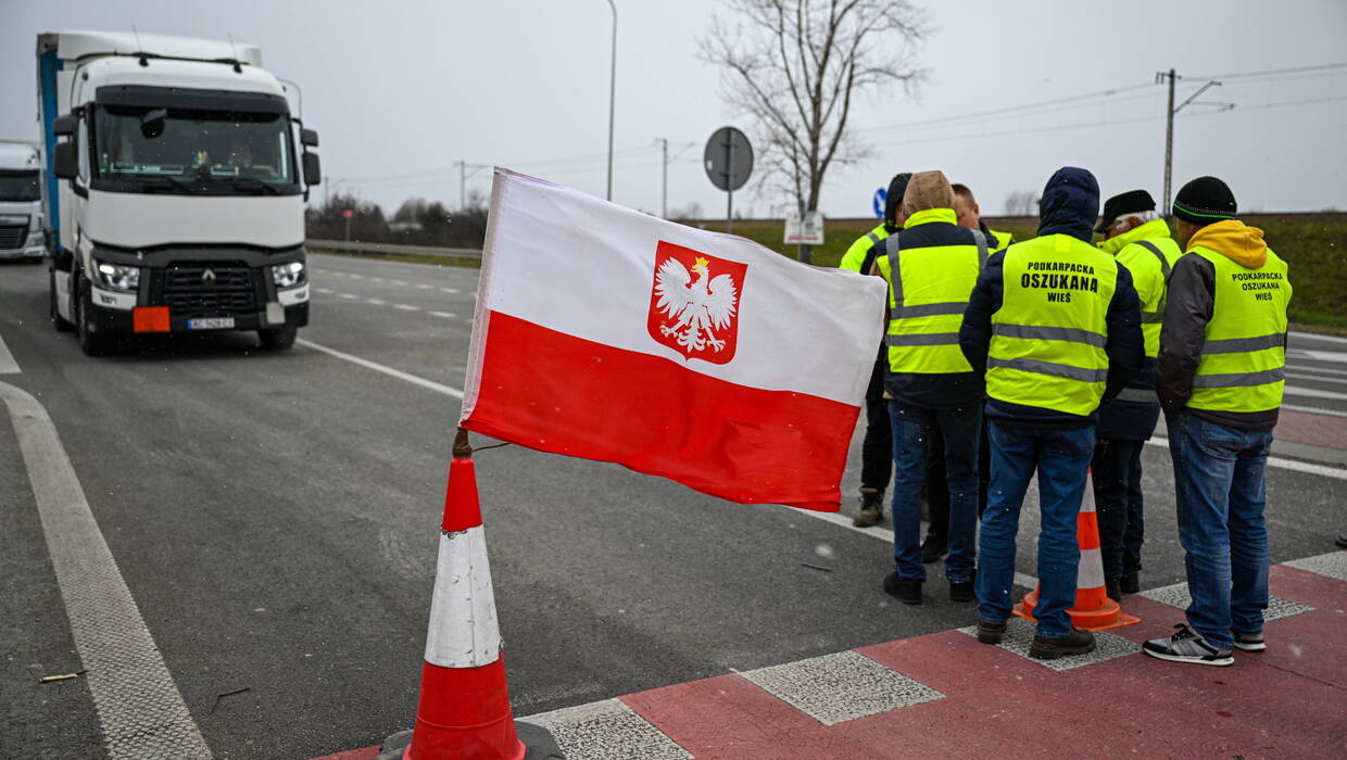 Rolnicy blokują przejście graniczne w Medyce. Fot. PAP/Darek Delmanowicz