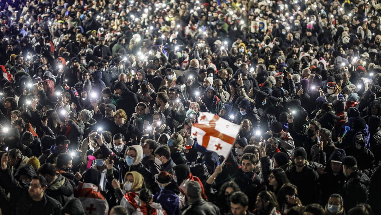 Tysiące osób uczestniczy w antyrządowych protestach w centrum stolicy Gruzji, Tbilisi. Fot. PAP/EPA/	DAVID MDZINARISHVILI