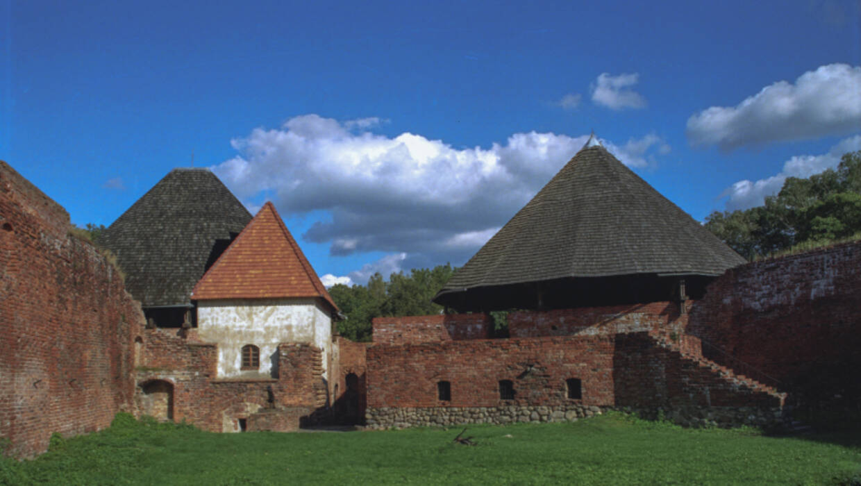 Widok wschodniej części dziedzińca zamku. Fot. Wikipedia.