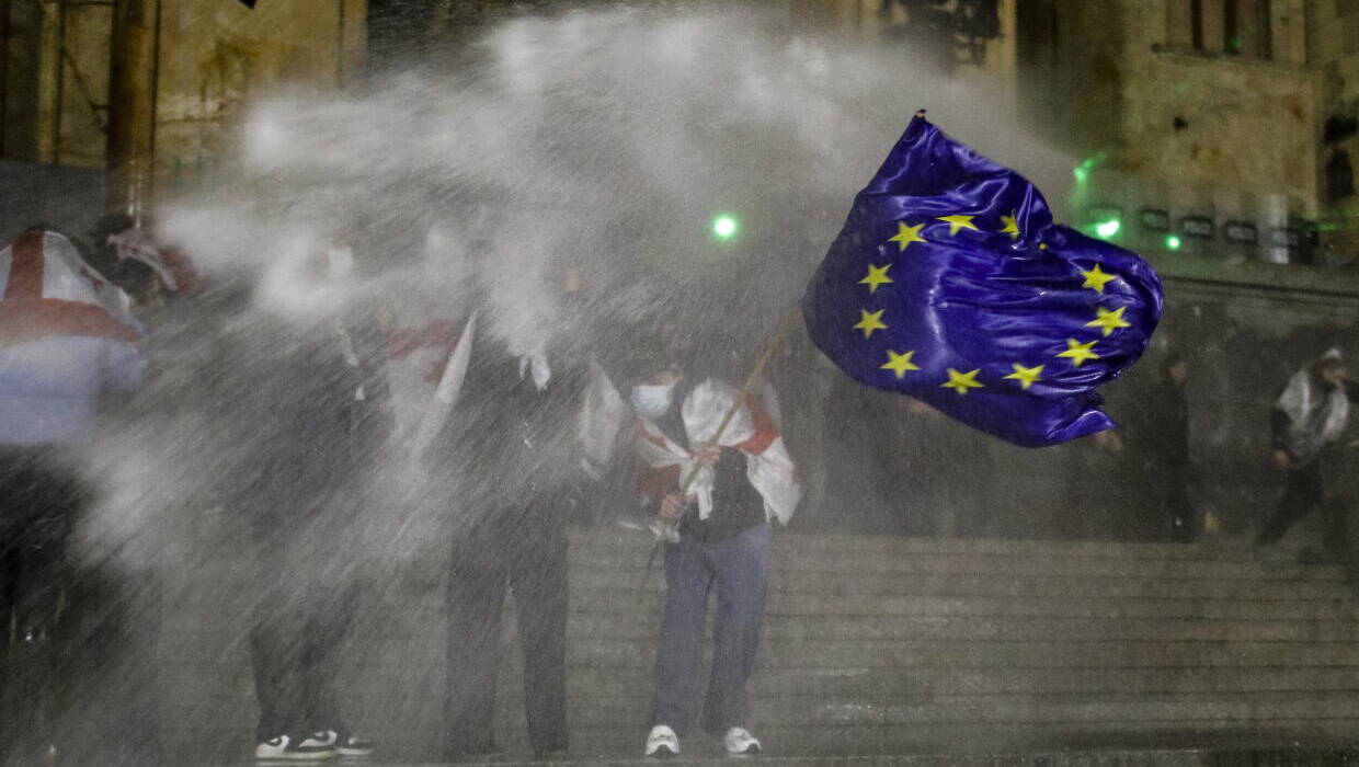 Protest w Tbilisi. Fot. PAP/EPA/DAVID MDZINARISHVILI