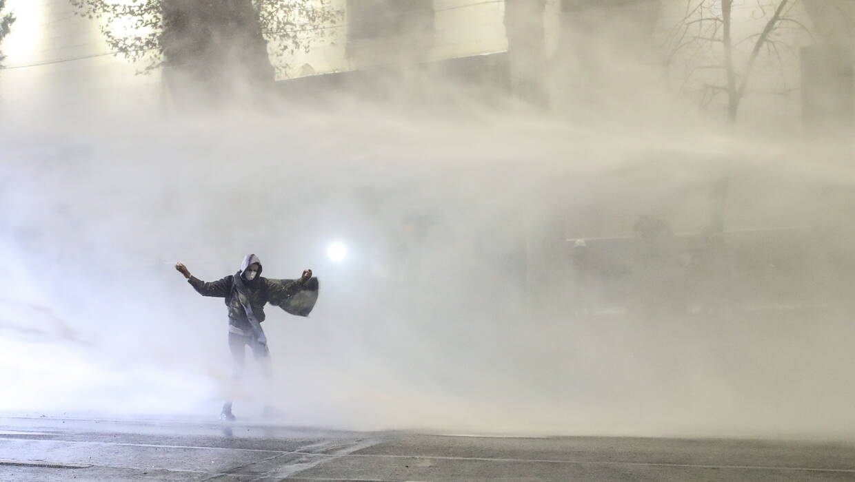 Protest w Tbilisi. Fot. PAP/EPA/DAVID MDZINARISHVILI