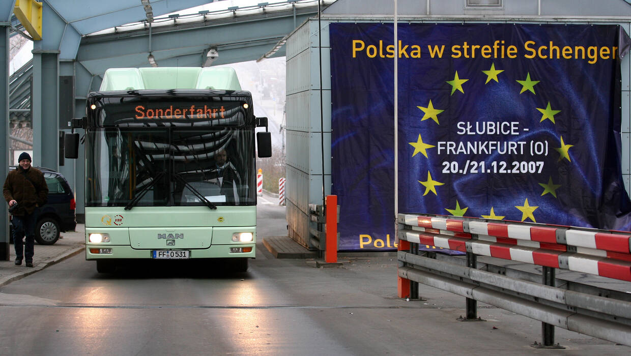 Słubice, 2007-12-21. Mieszkańcy Frankfurtu nad Odrą po raz pierwszy autobusem komunikacji miejskiej z Frankfurtu bez jakiejkolwiek kontroli przejechali przez dawne przejście graniczne łączące Słubice i Frankfurt nad Odrą, fot. PAP/Lech Muszyński