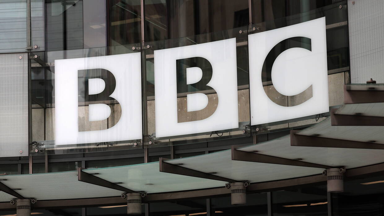 Logo stacji BBC. Fot. PAP/EPA/ANDY RAIN