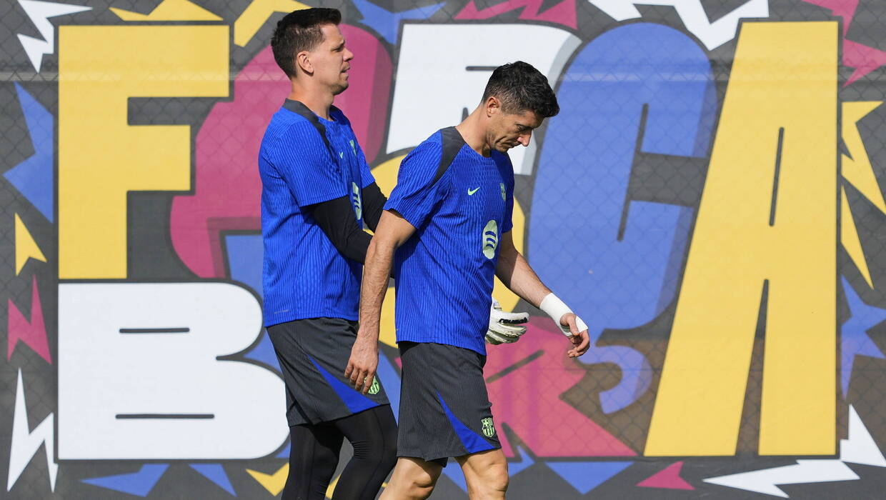 Wojciech Szczęsny i Robert Lewandowski podczas treningu FC Barcelony, fot. PAP/EPA/EFE/ALEJANDRO GARCIA