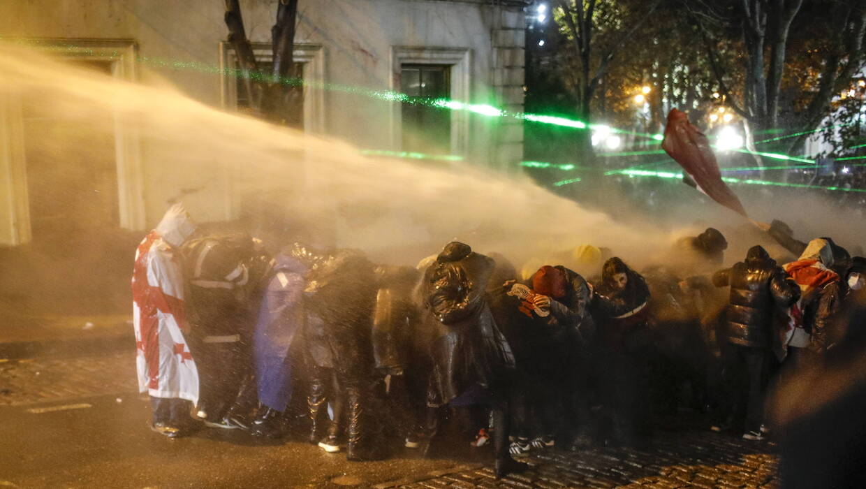 Tłumienie antyrządowych protestów w Gruzji, fot. PAP/EPA/DAVID MDZINARISHVILI