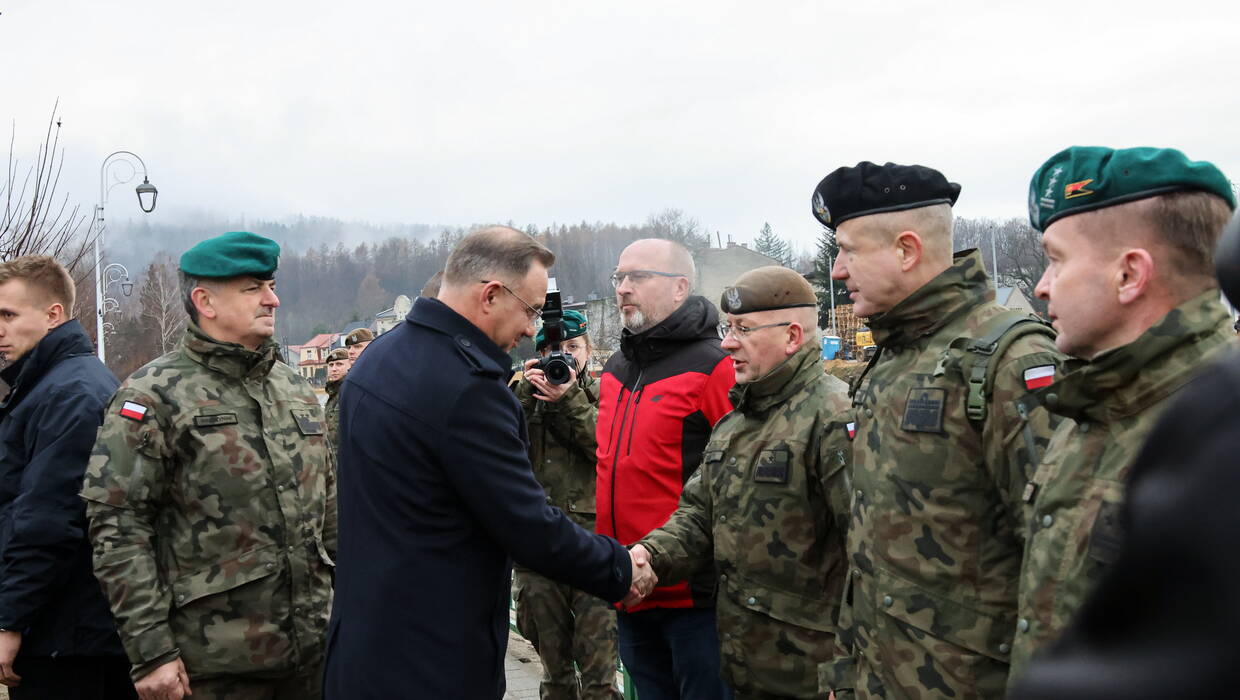 Prezydent Duda podziękował żołnierzom pomagającym po powodzi. Fot. PAP/	Krzysztof Świderski