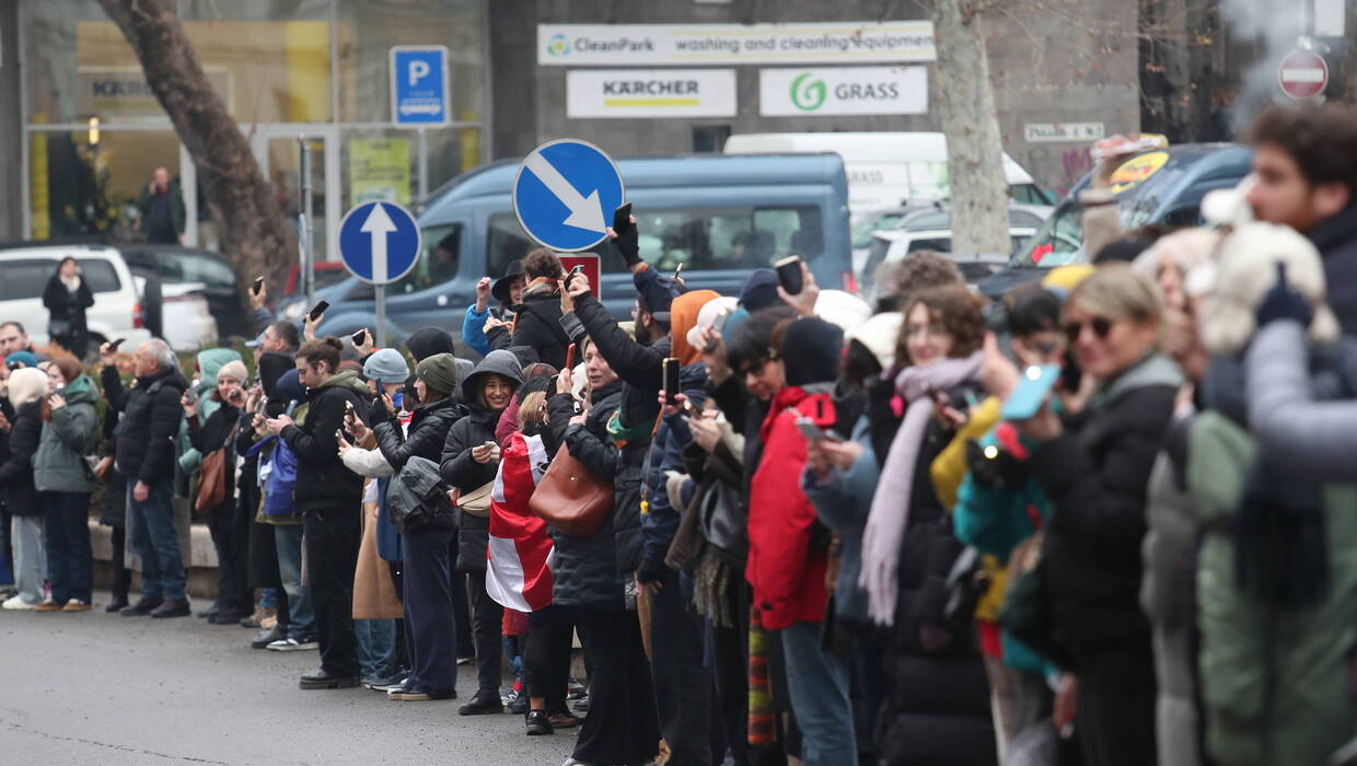 Protest w Tbilisi. Fot. PAP/EPA/DAVID MDZINARISHVILI