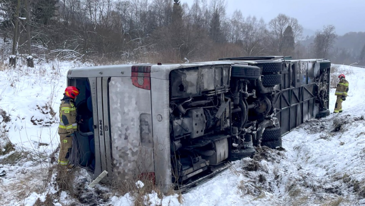 Wypadek autokaru z turystami. Fot. KP PSP Ustrzyki Dolne/facebook.com