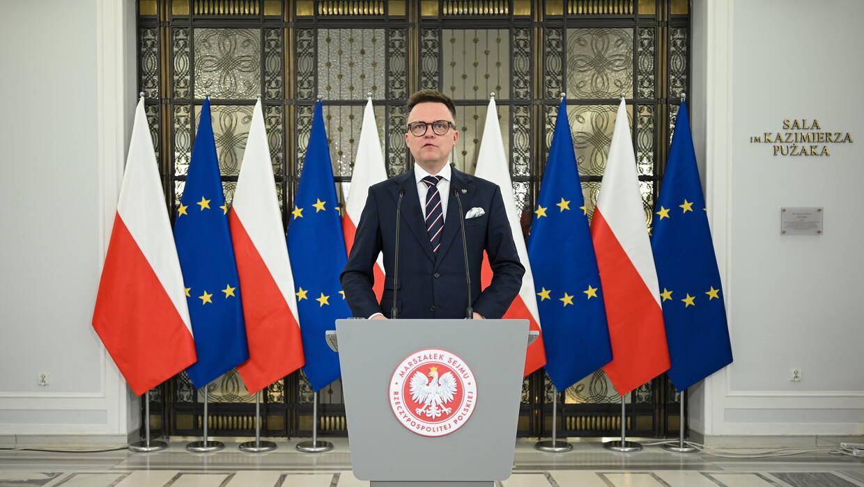 Marszałek Sejmu Szymon Hołownia na briefingu prasowym w Warszawie. Fot. PAP/Marcin Obara