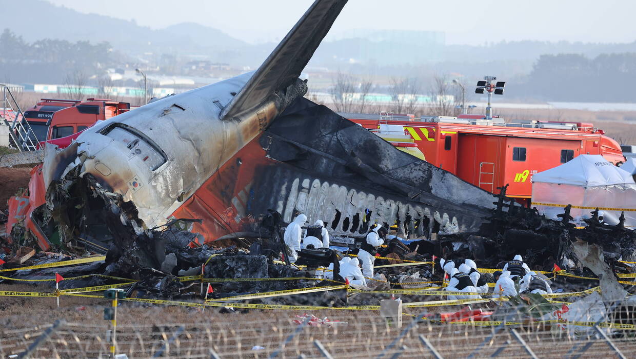 Wrak samolotu linii Jeju Air, który uległ wypadkowi w Korei Południowej. Fot. PAP/EPA/YONHAP