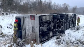 Wypadek autokaru z turystami. Fot. KP PSP Ustrzyki Dolne/facebook.com