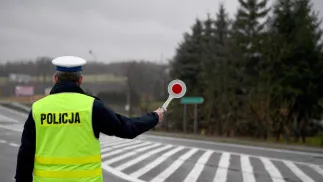 Patrol policji podczas kontroli na drodze, fot. PAP/Darek Delmanowicz