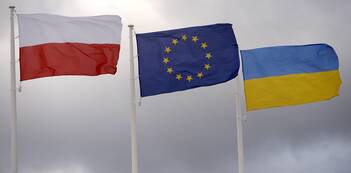Прапори Польщі, ЄС та України. Fot. PAP/Darek Delmanowicz