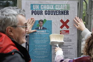 Передвиборчий агітаційний плакат у Франції. Фотоілюстрація. Fot. PAP/EPA/CHRISTOPHE PETIT TESSON
