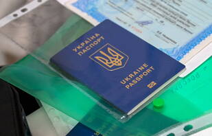 Український біометричний паспорт. Fot. PAP/Marcin Bielecki