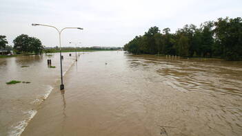 Высокий уровень воды в реке Одра в Ополе, fot. PAP/Krzysztof Świderski