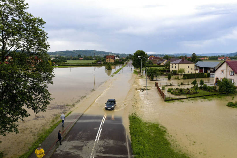 Zalania w Przedmieściu Dubieckim. Fot. PAP/Darek Delmanowicz