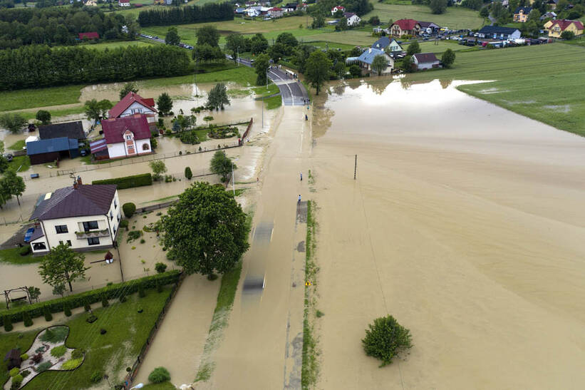 Zalania w Przedmieściu Dubieckim. Fot. PAP/Darek Delmanowicz