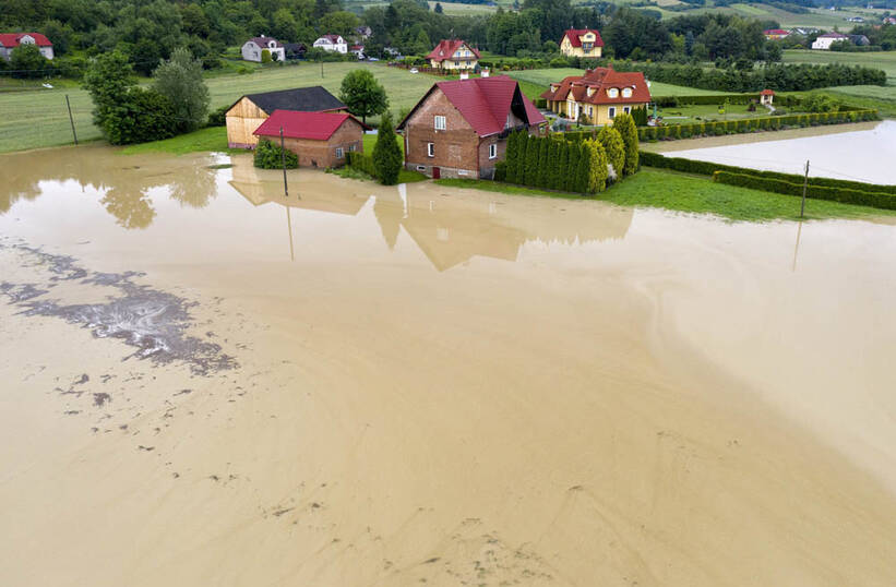 Zalania w Przedmieściu Dubieckim. Fot. PAP/Darek Delmanowicz