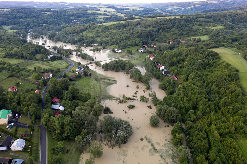 Zniszczenia w Hadlach Kańczuckich. Fot. PAP/Darek Delmanowicz