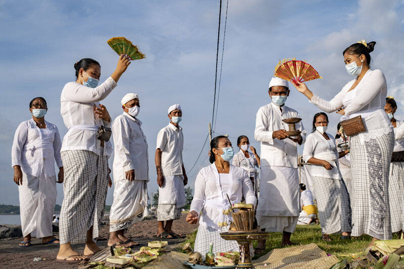 Indonezja. Hinduska ceremonia oczyszczenia  Fot. PAP/EPA/MADE NAG