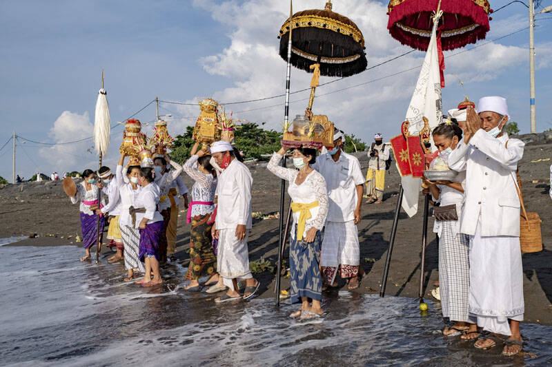 Indonezja. Hinduska ceremonia oczyszczenia  Fot. PAP/EPA/MADE NAG