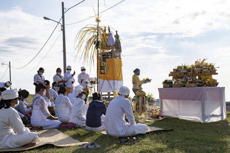 Indonezja. Hinduska ceremonia oczyszczenia  Fot. PAP/EPA/MADE NAG