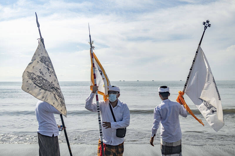 Indonezja. Hinduska ceremonia oczyszczenia  Fot. PAP/EPA/MADE NAG