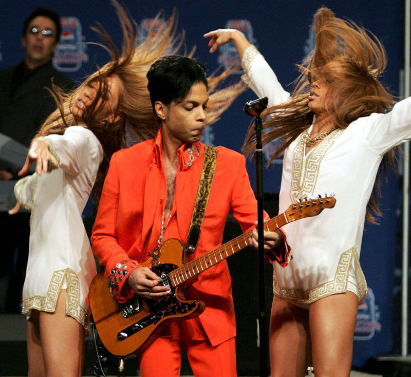 Artysta Prince w trakcie występu na Super Bowl. Fot. PAP/ EPA/MATT CAMPBELL