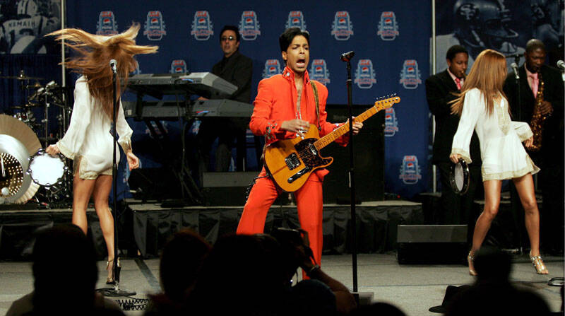 Artysta Prince w trakcie występu na Super Bowl. Fot. PAP/ EPA/MATT CAMPBELL