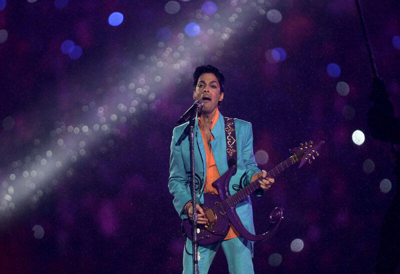 Artysta Prince w trakcie występu na Super Bowl. Fot. PAP/EPA/TANNEN MAURY 