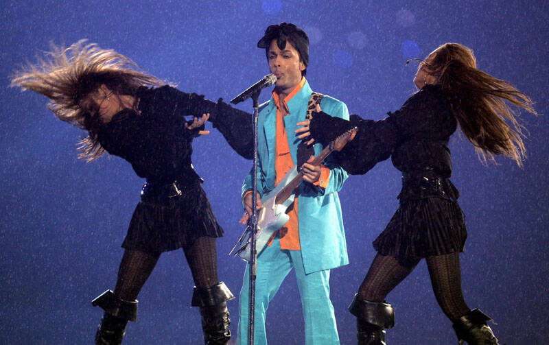 Artysta Prince w trakcie występu na Super Bowl. Fot. PAP/EPA/TANNEN MAURY 